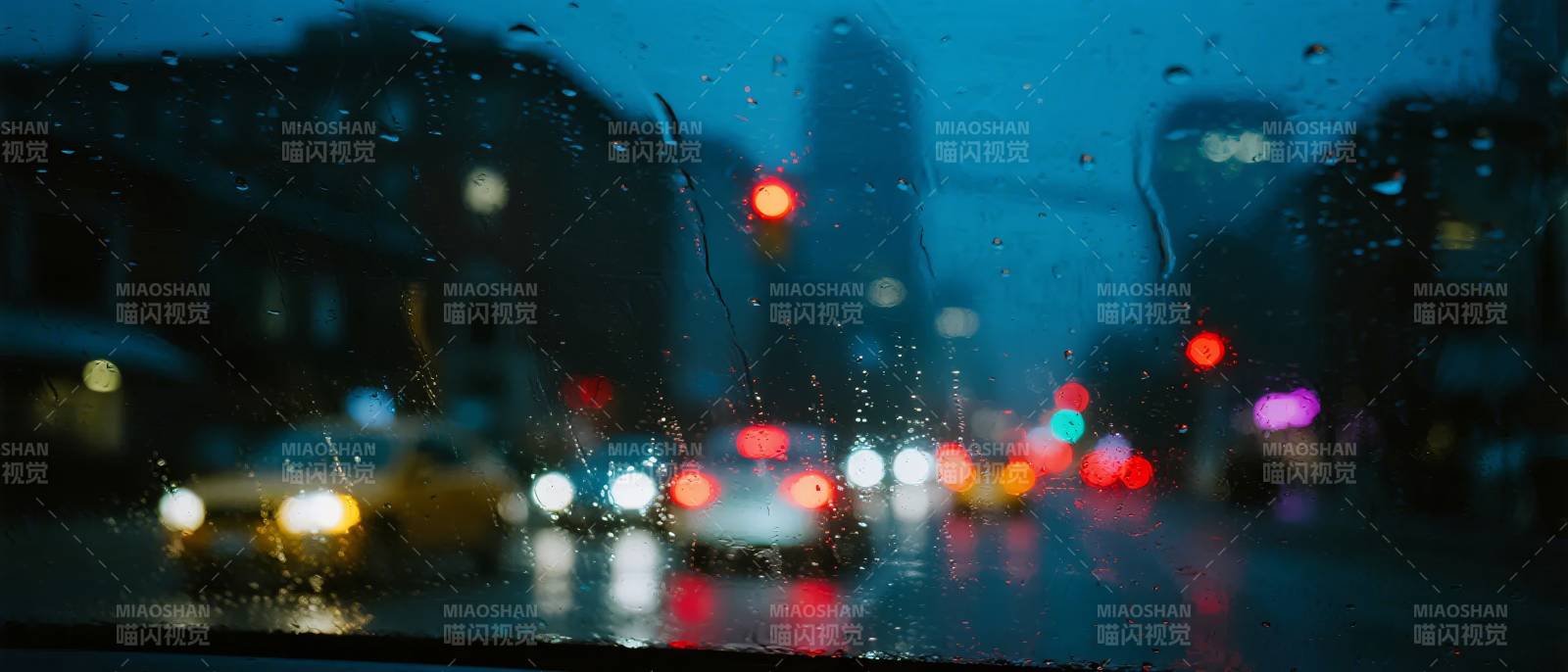 雨夜行车图片