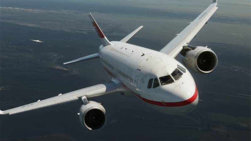 客机翱翔蓝天图片