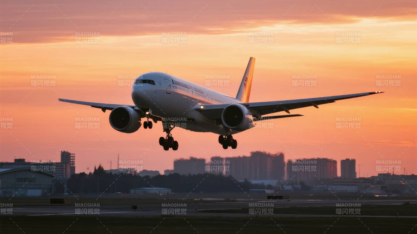 日落时分飞机降落图片