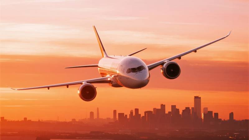 日落时分飞机起飞图片