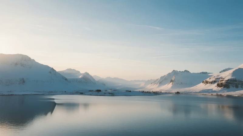 雪山湖光静谧景图片