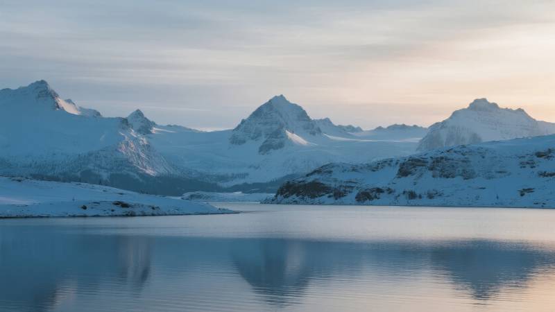 雪山倒影湖面图片