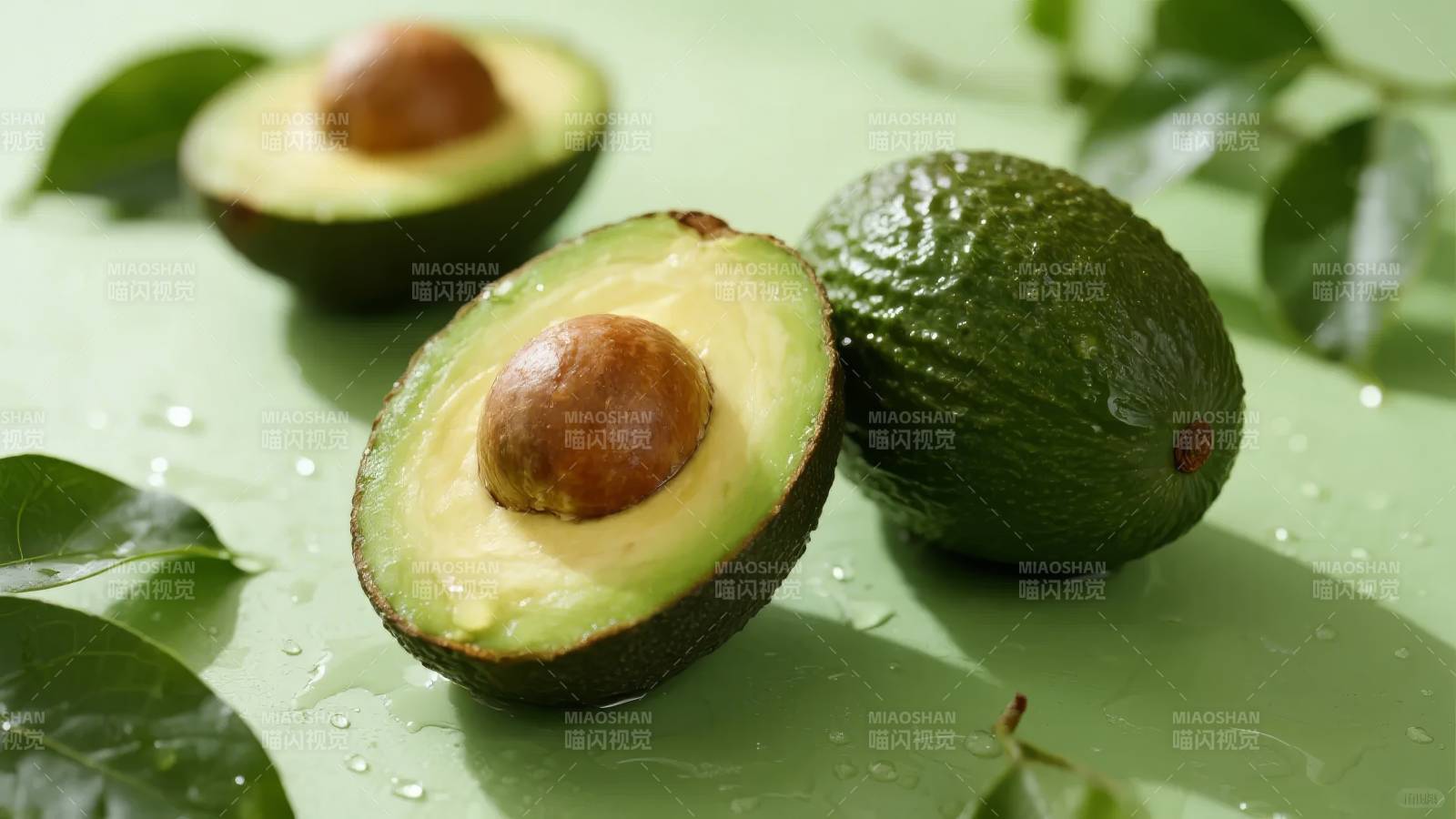 新鲜牛油果特写图片