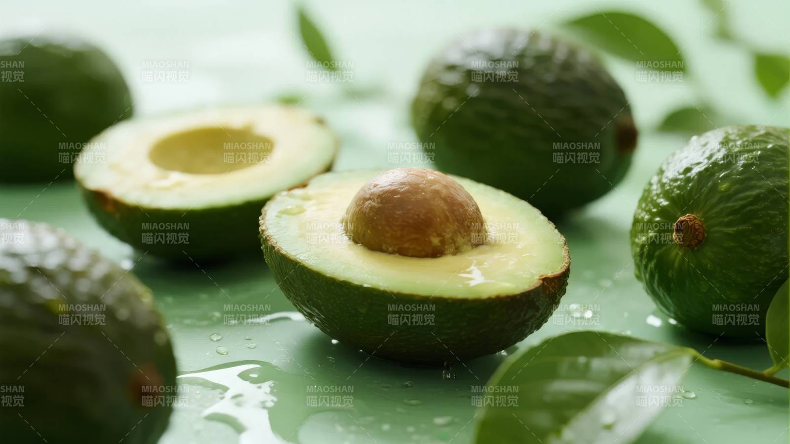 新鲜牛油果特写图片