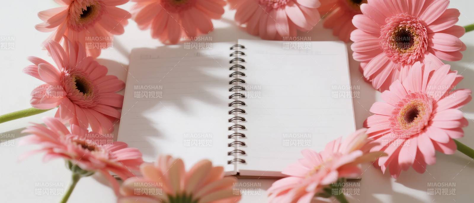 花环中的空白日记图片