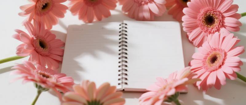 花环中的空白日记图片
