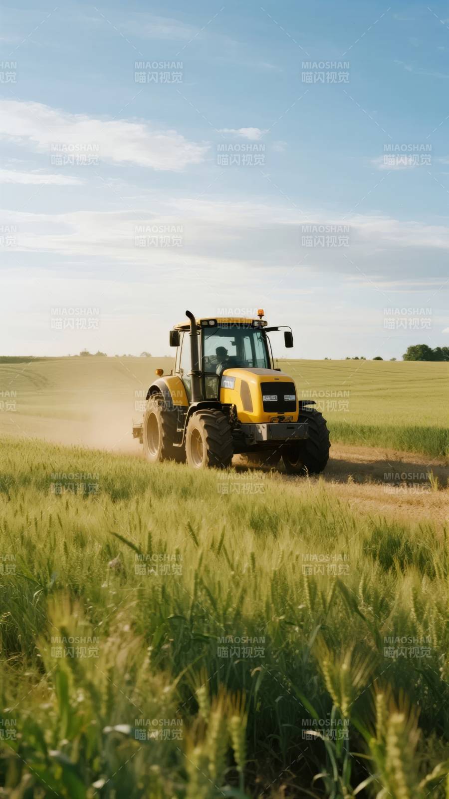 田野中的黄色拖拉机图片
