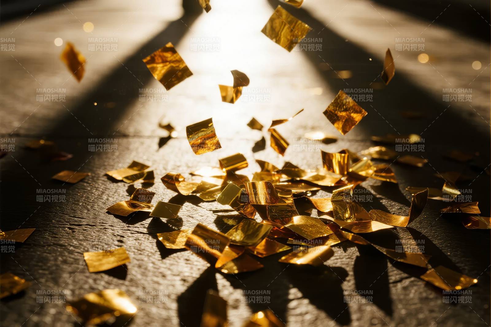 金箔纷飞光影中图片