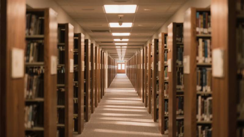 图书馆长廊静谧书香图片