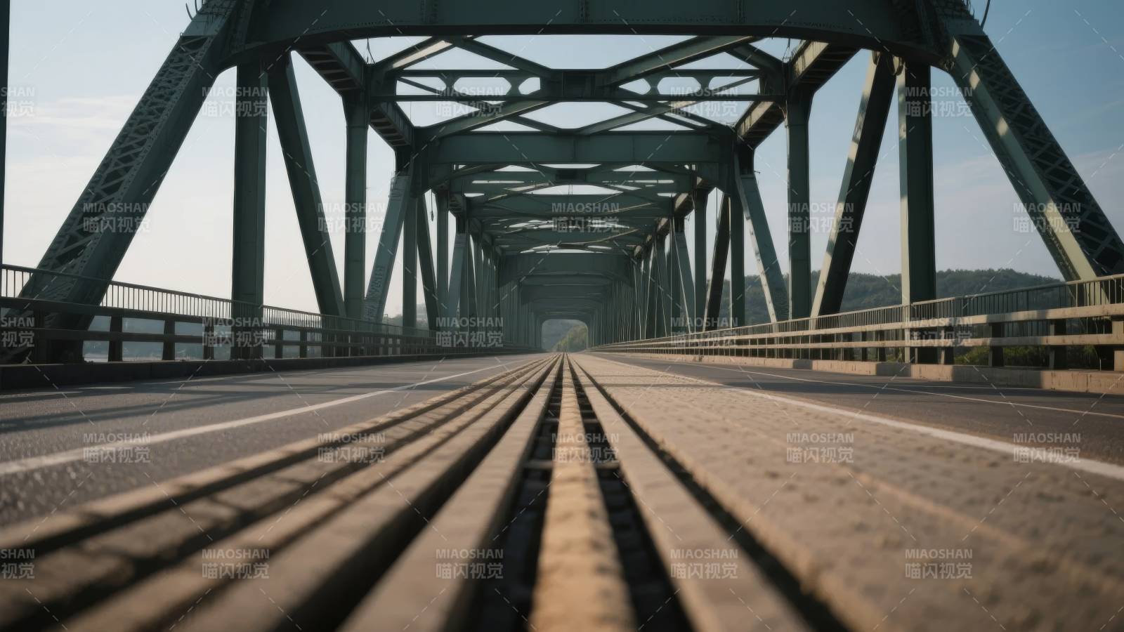 桥上铁轨延伸图片
