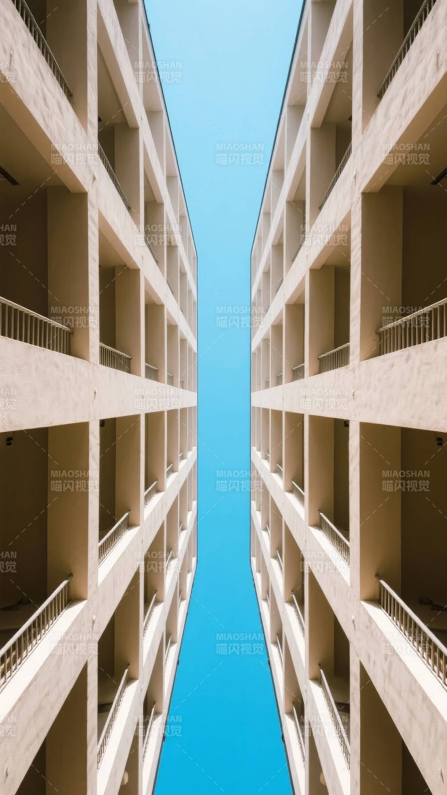 双塔仰望蓝天图片