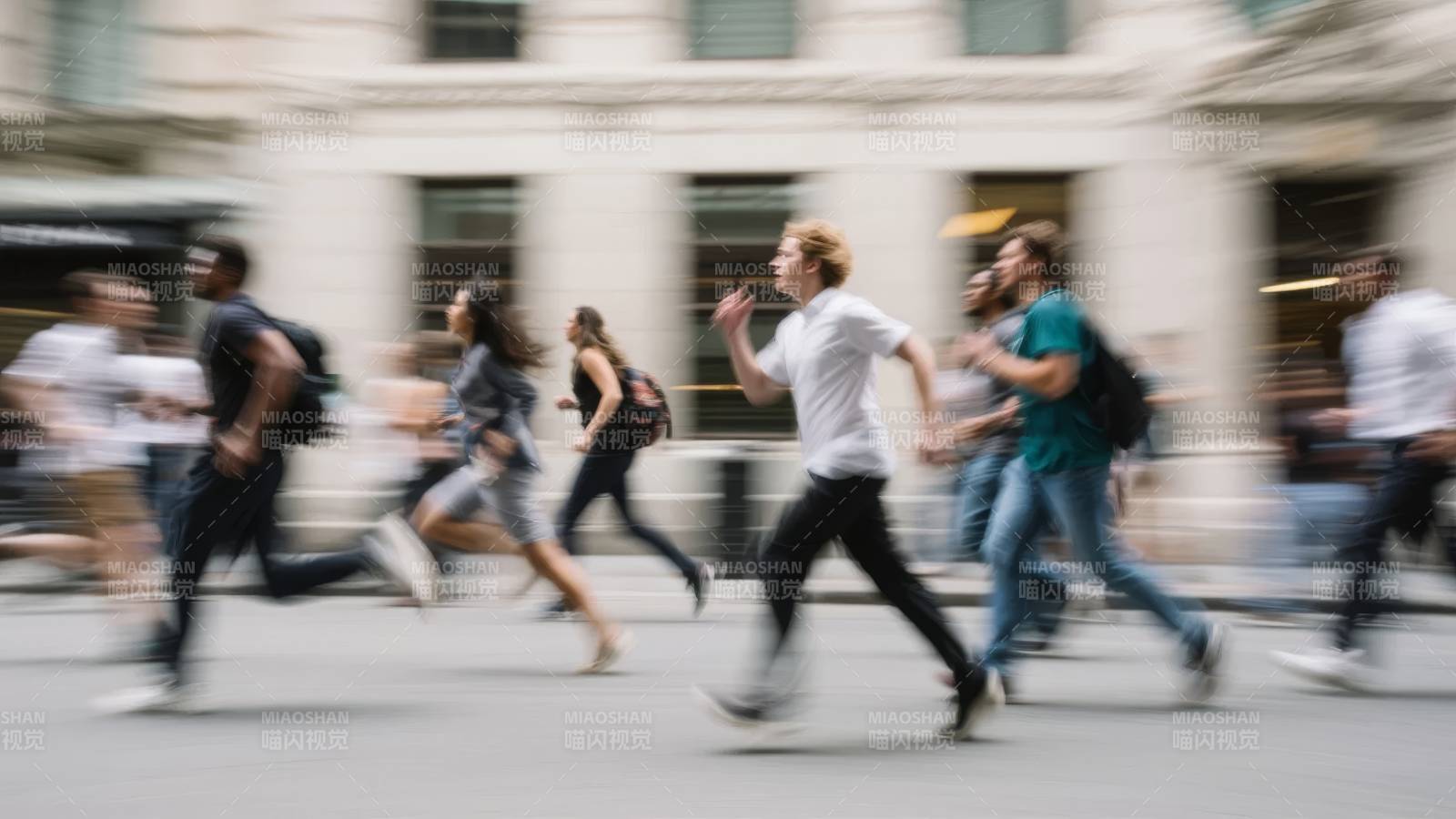 街头疾行的人群图片