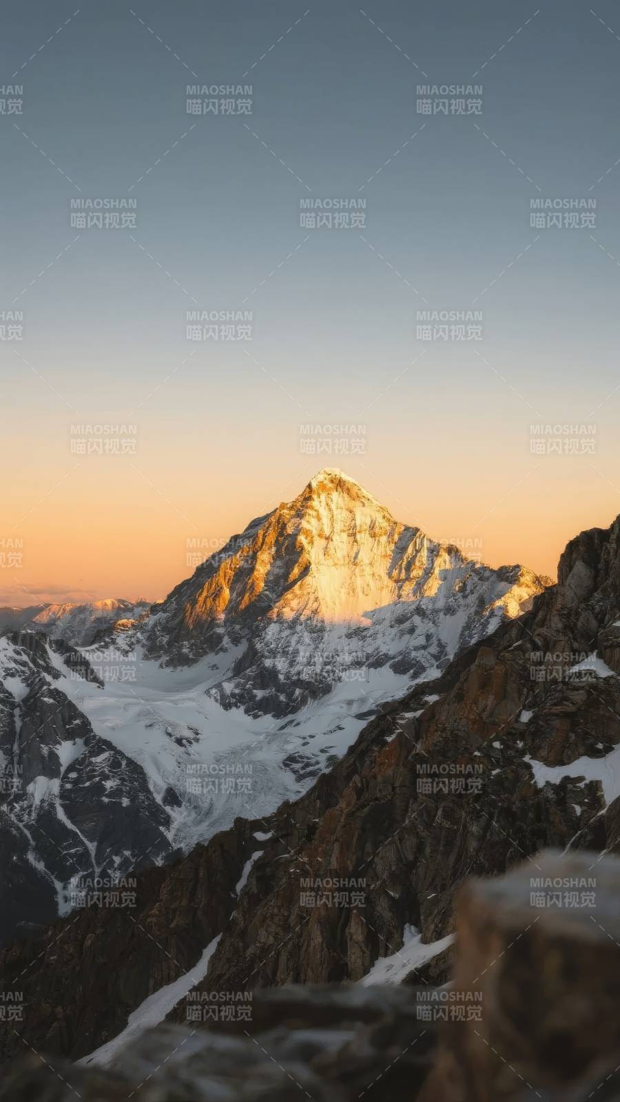 雪山日出壮丽景色图片