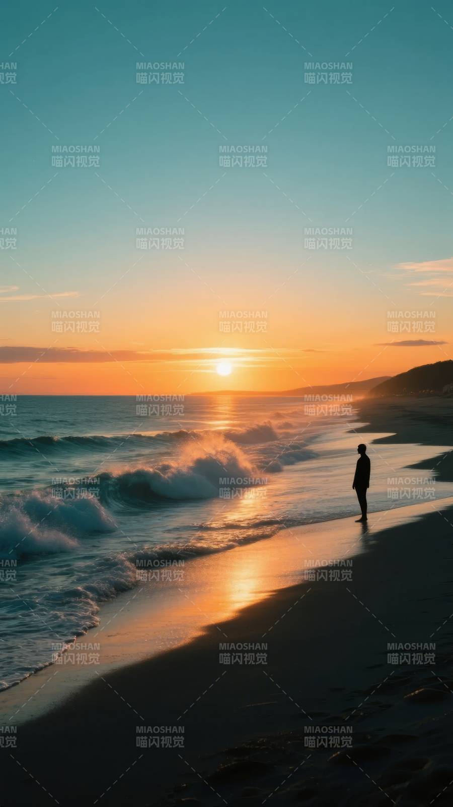 夕阳下的海边剪影图片