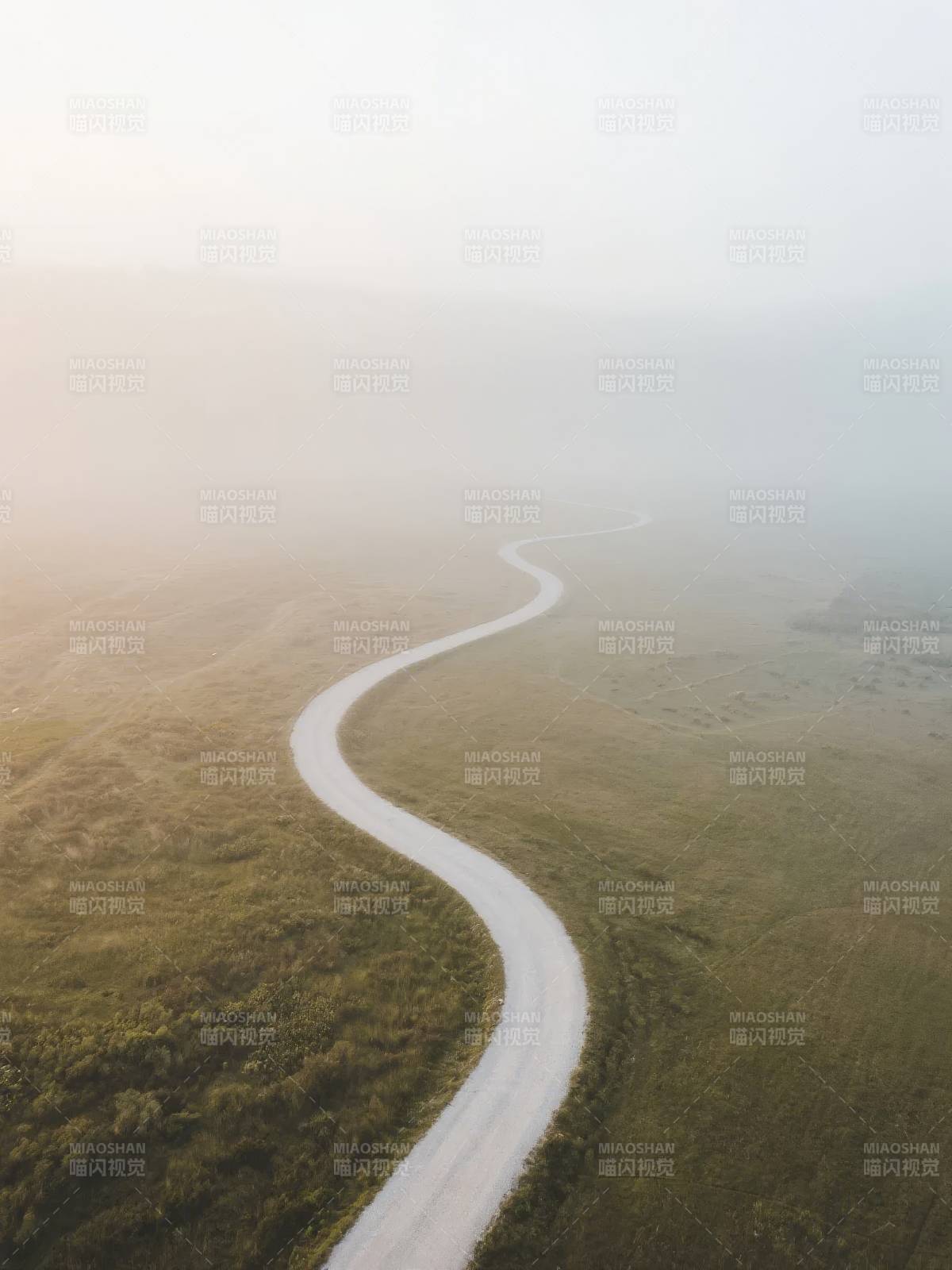 蜿蜒小径入雾中图片