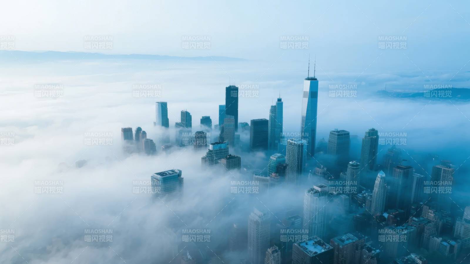 云海中的城市天际线图片