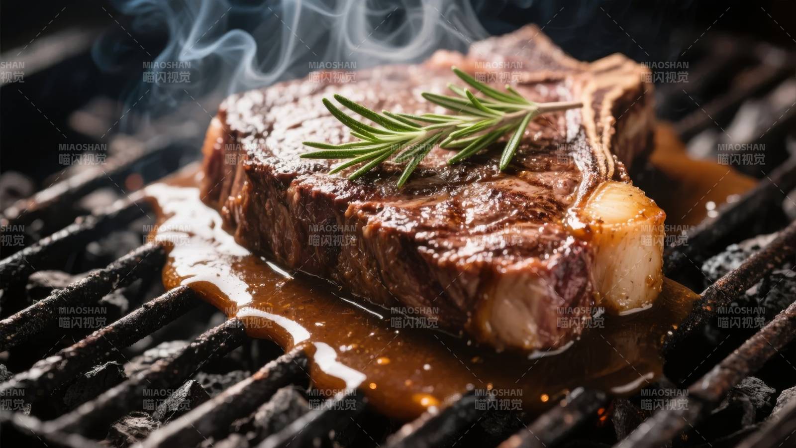 烤牛排配迷迭香图片