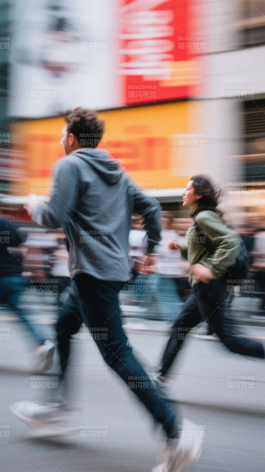 街头疾驰的奔跑者图片