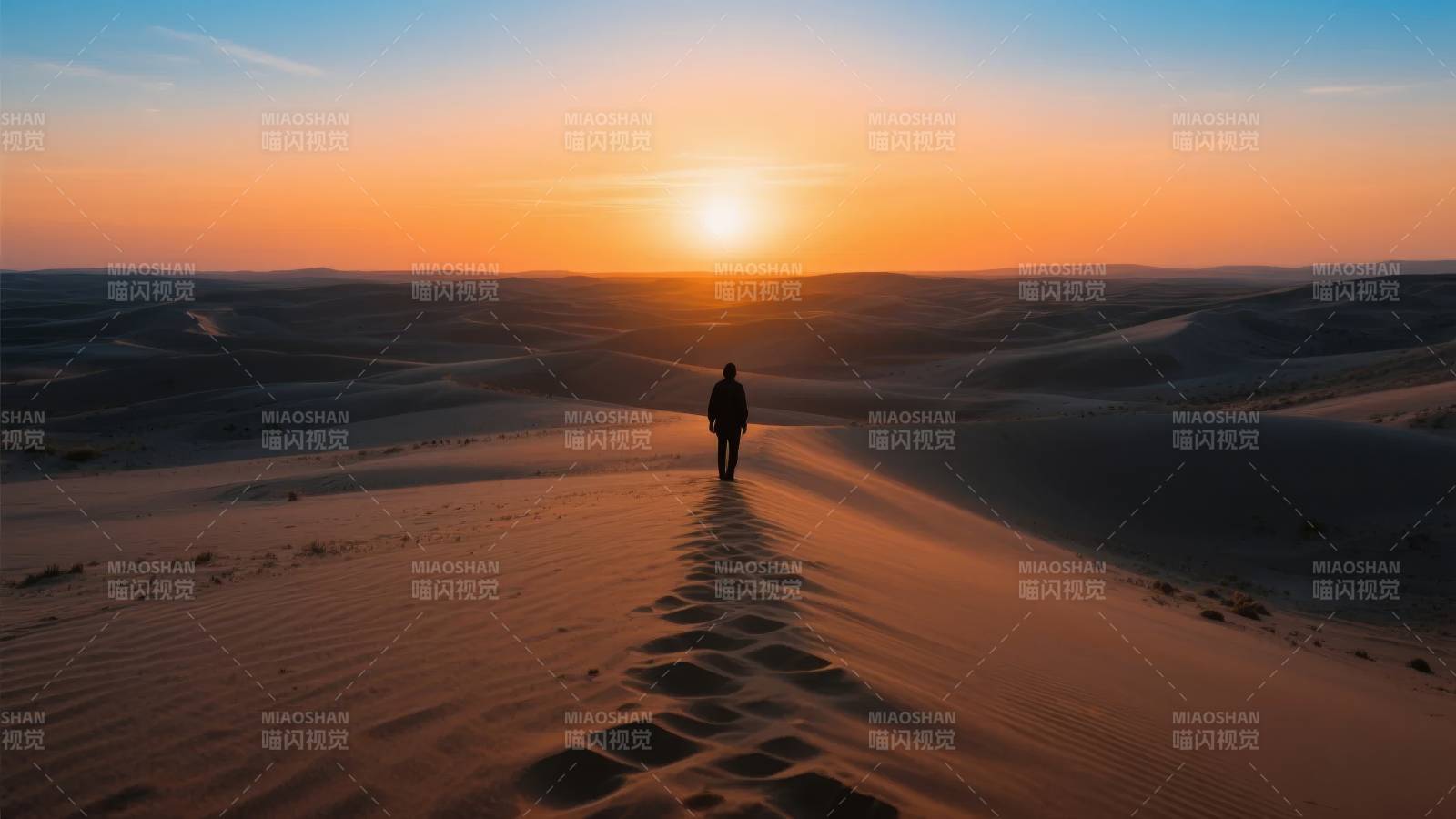 沙漠夕阳行者图片