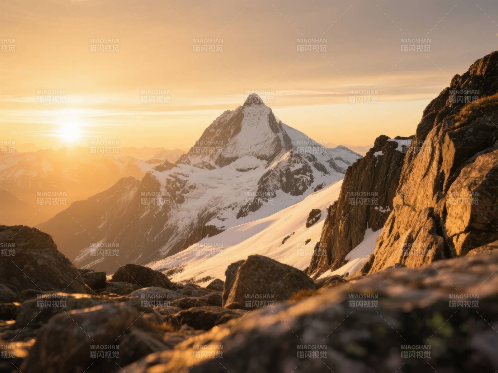 雪山日出美景图片