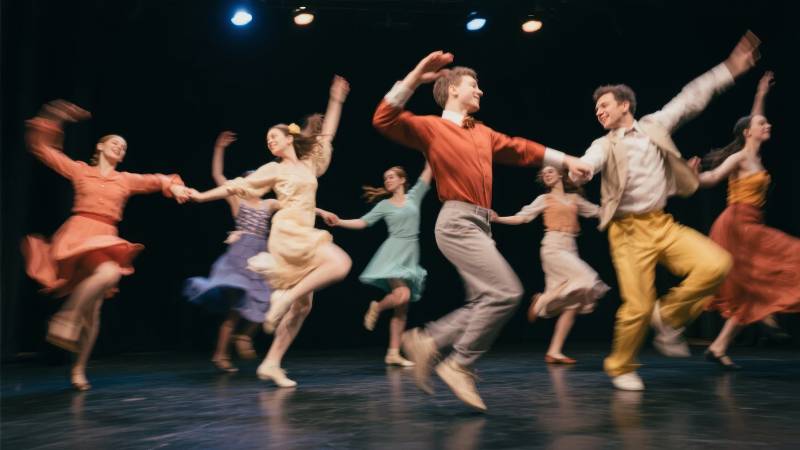 舞动青春 共谱华章图片