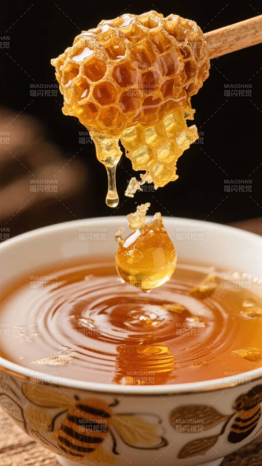 蜜滴入碗中图片