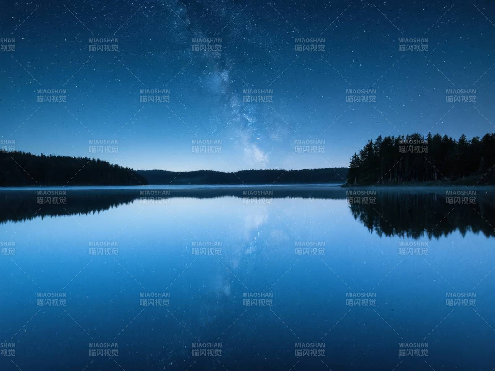 星河倒映湖面图片