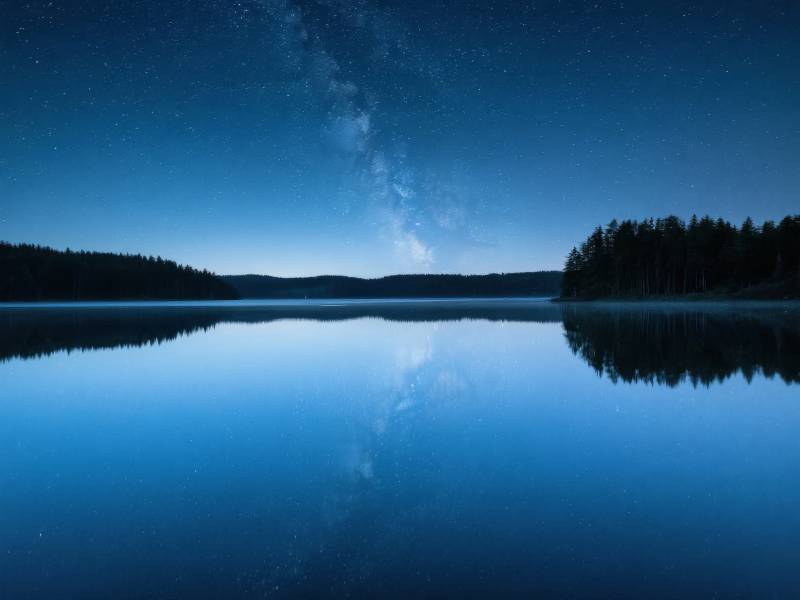 星河倒映湖面图片