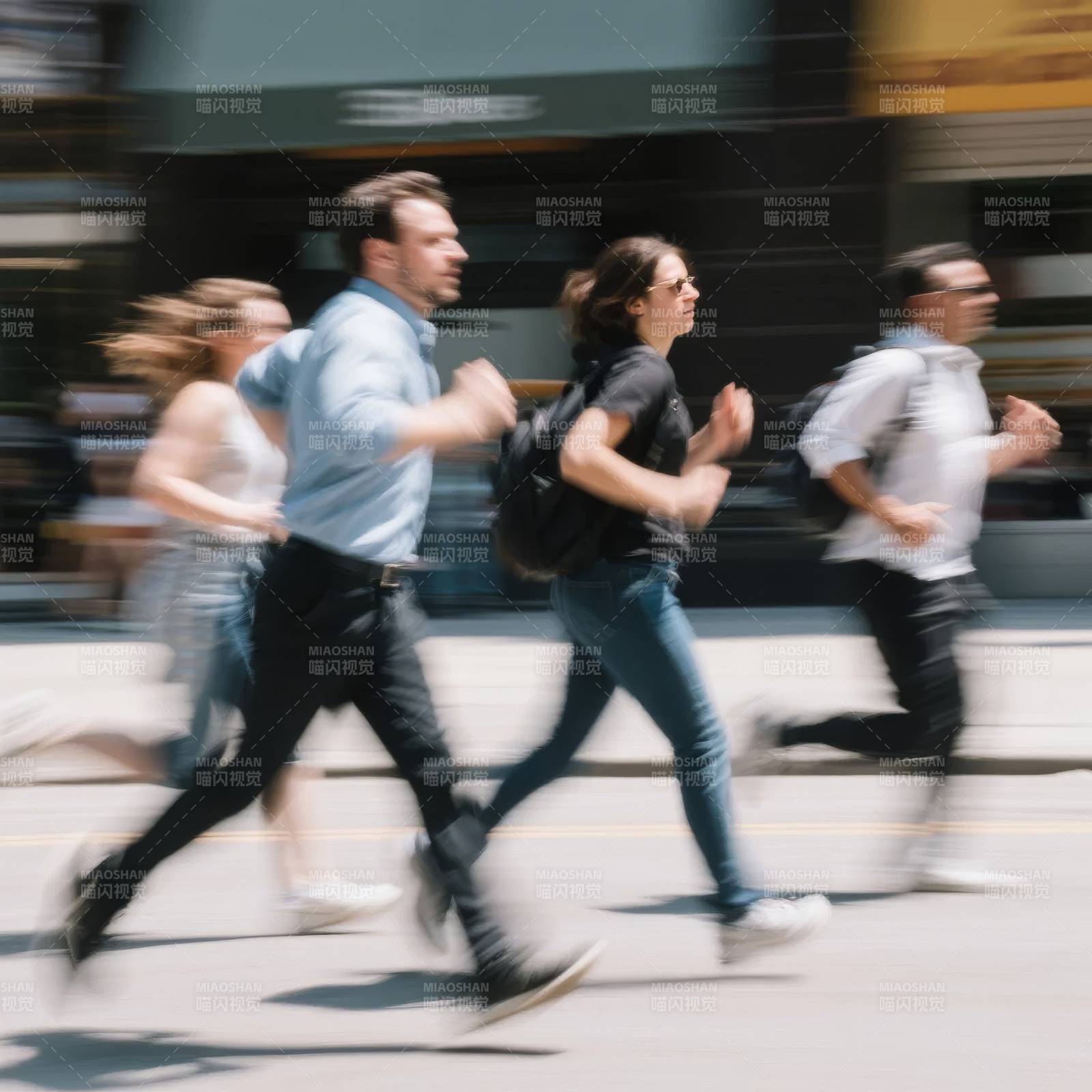 街头疾行的都市人图片