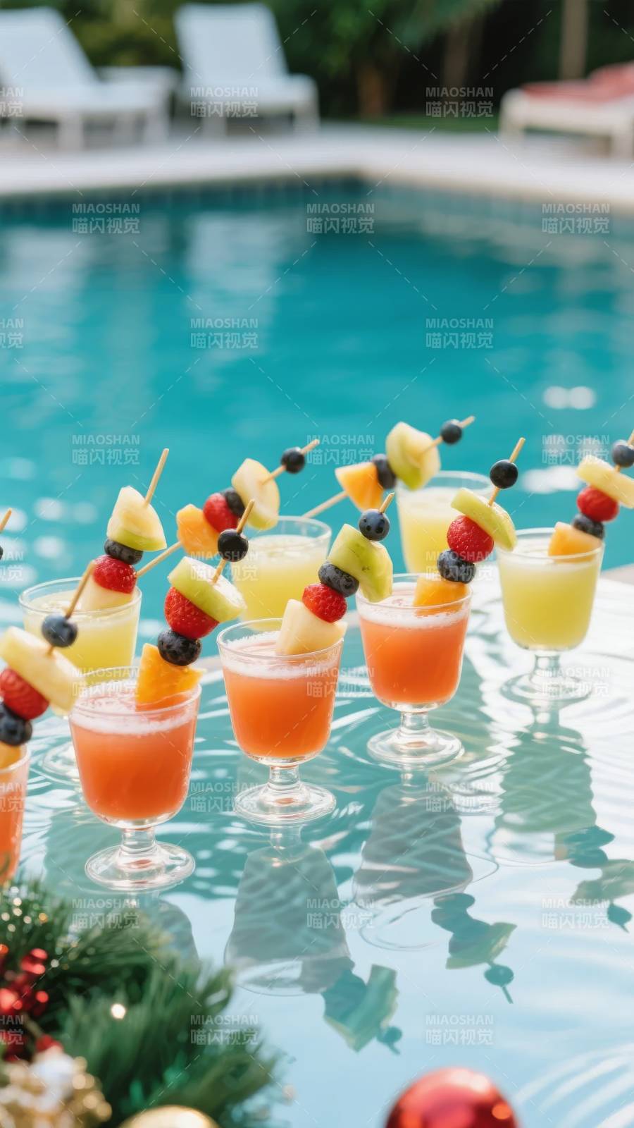 泳池边的水果鸡尾酒图片