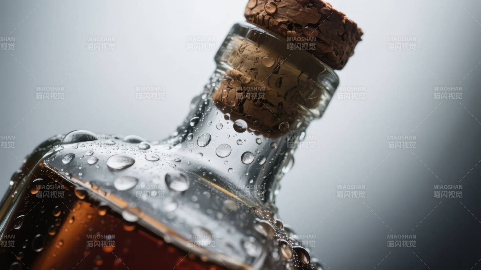 酒瓶水珠特写图片