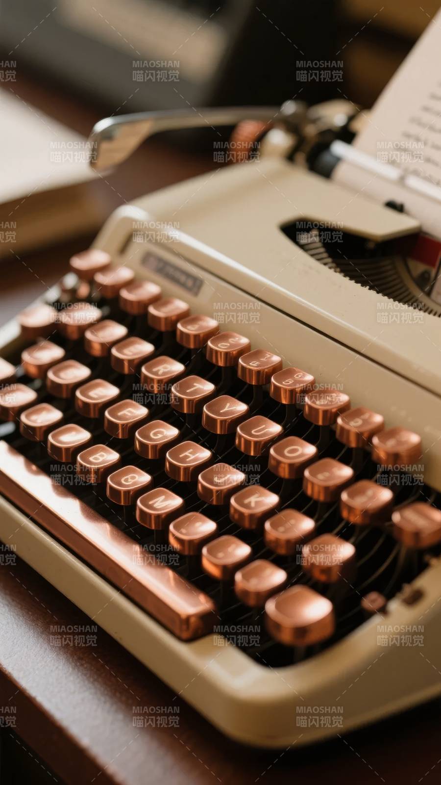 复古打字机特写图片