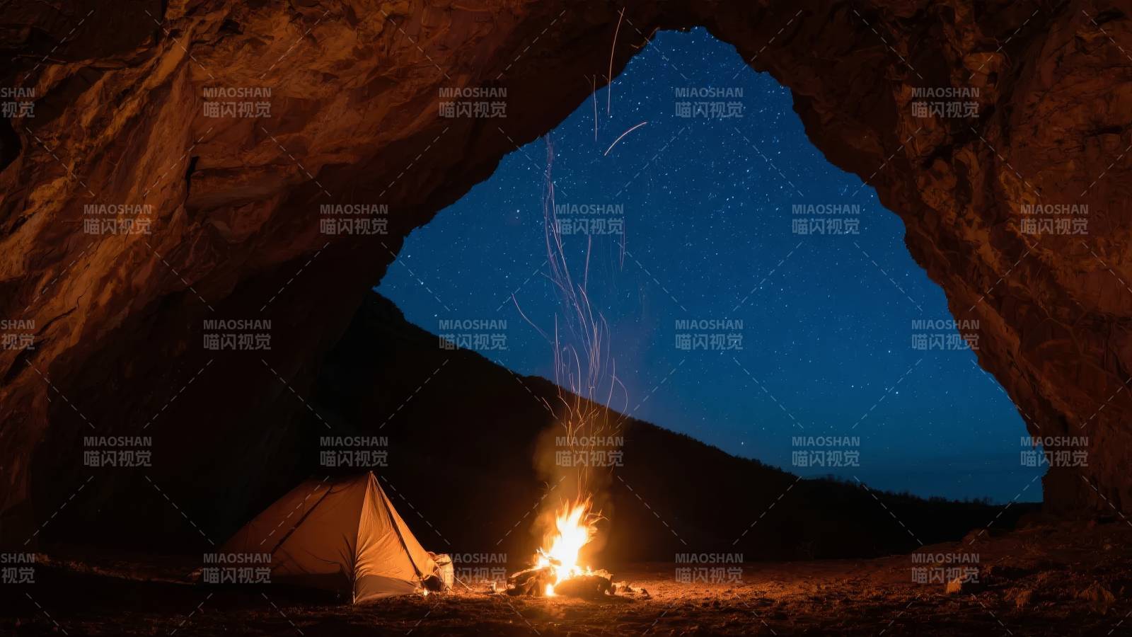 洞穴篝火夜景图片