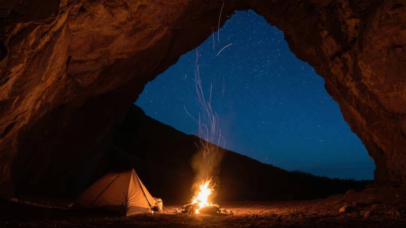 洞穴篝火夜景图片