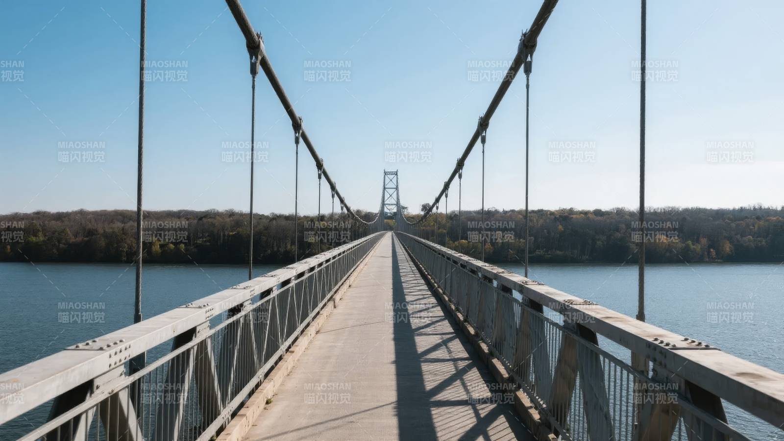 湖上长桥通远方图片