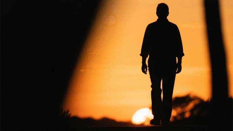 夕阳下的孤独身影图片