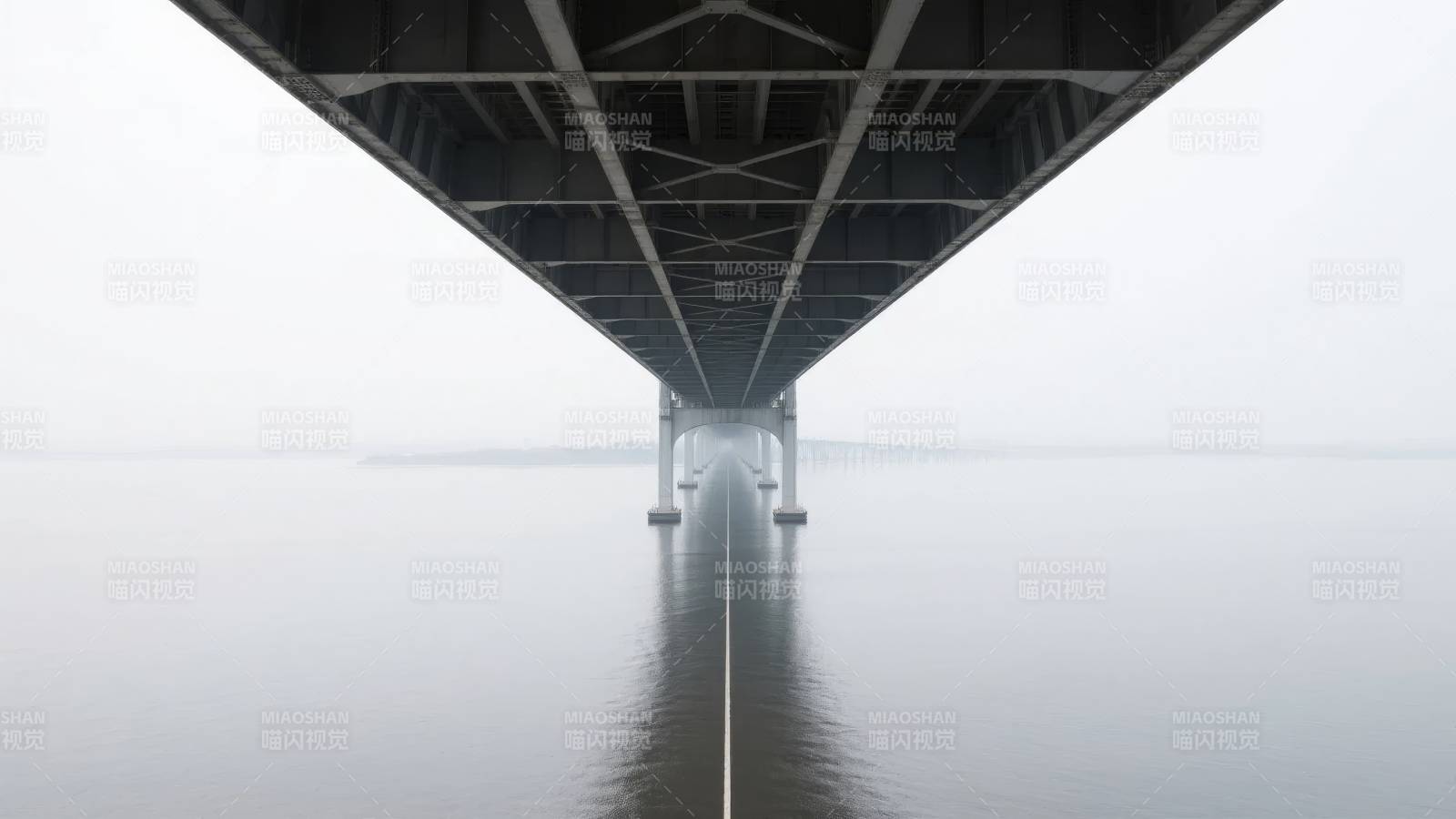 桥下水天一色图片