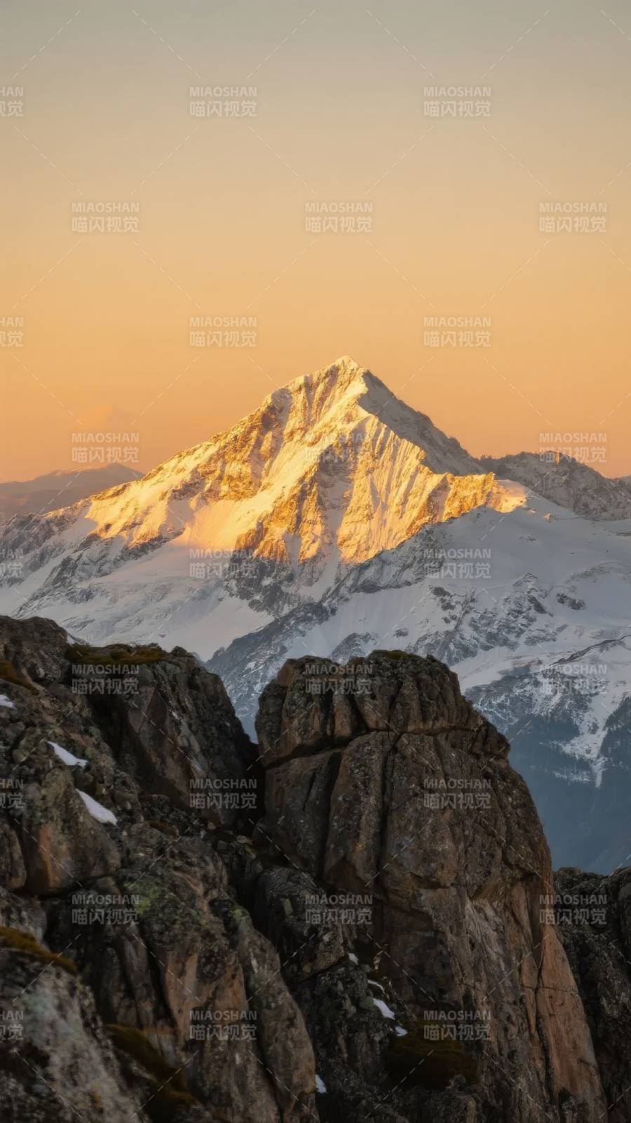 雪山日出 峰顶鎏金图片