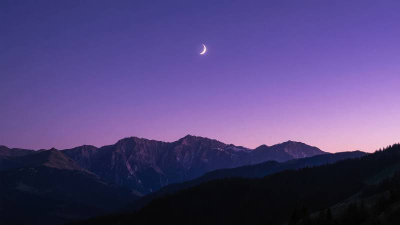 月牙映山峦图片