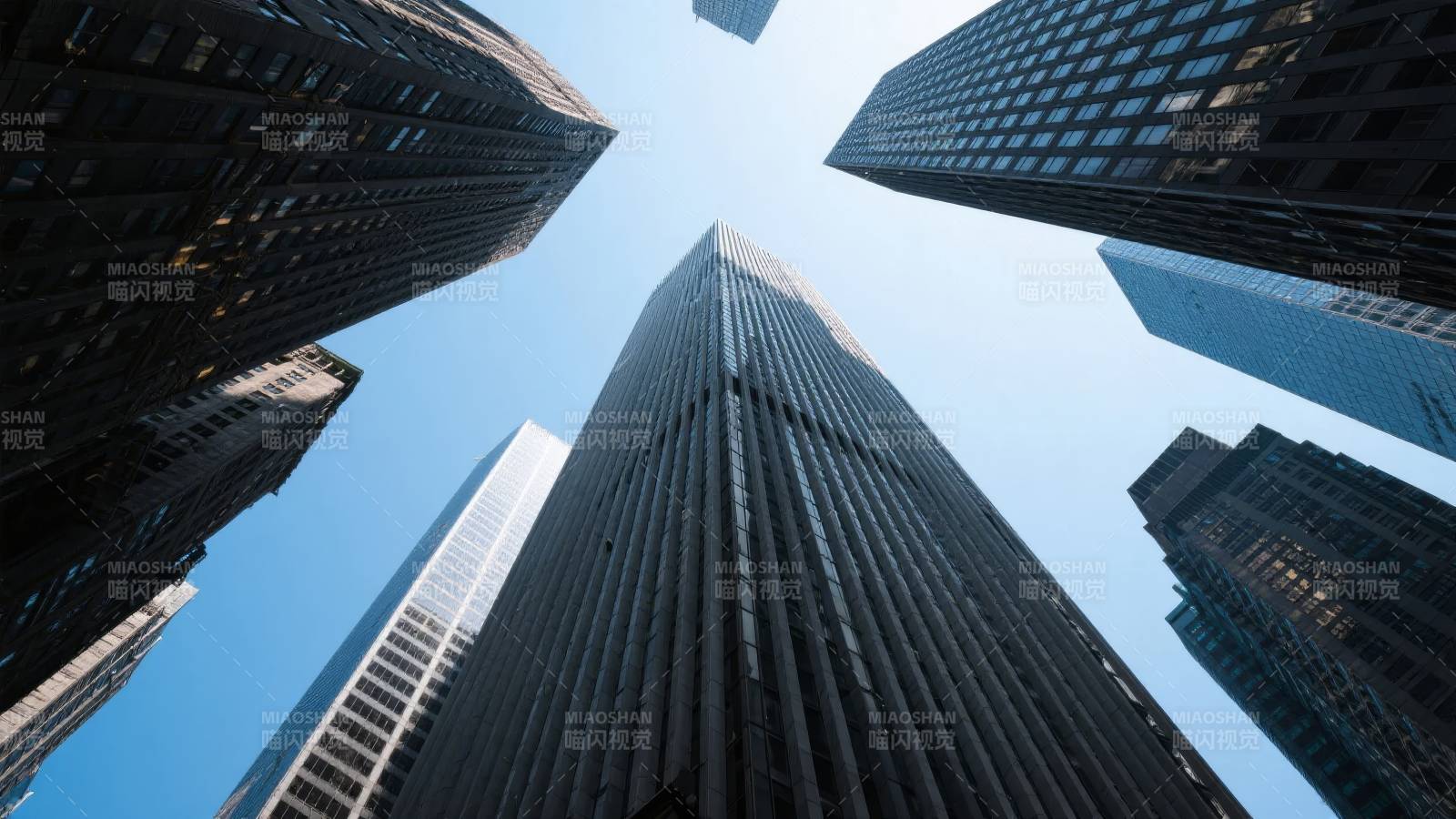 仰望摩天大楼图片