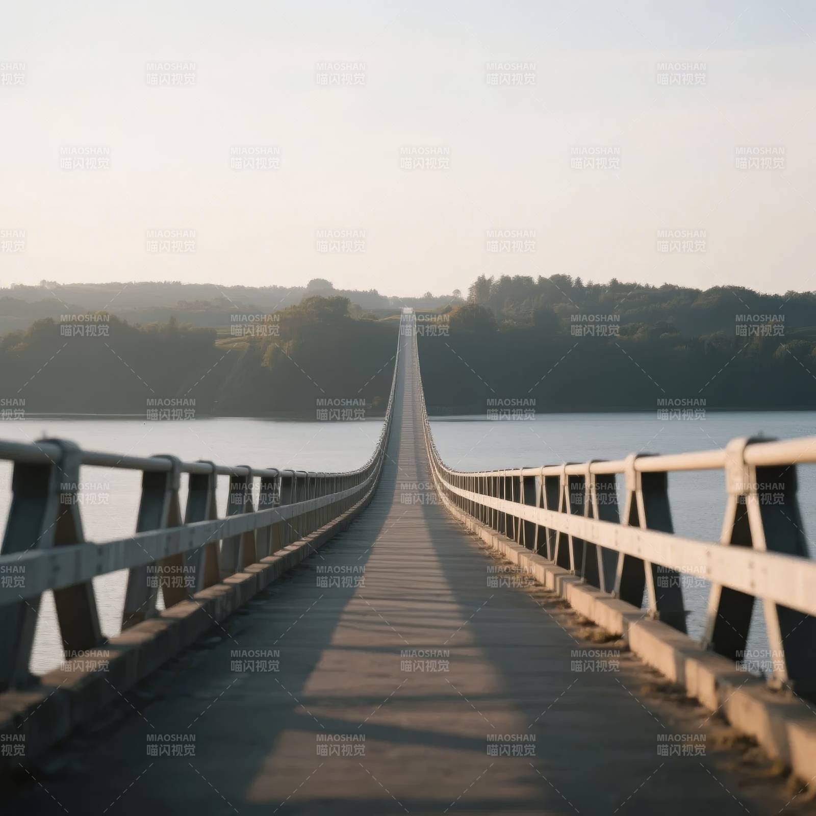 湖上长桥延伸远方图片