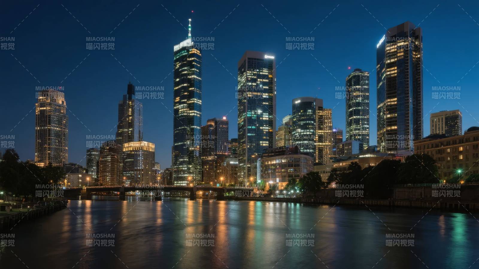 夜幕下的城市天际线图片