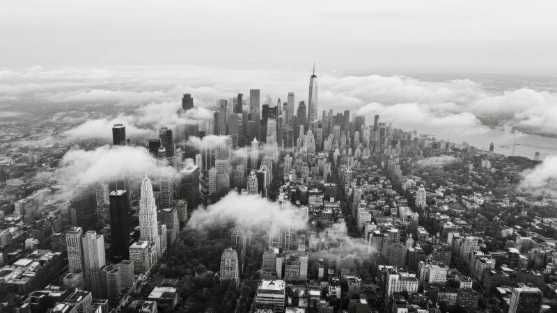 云雾中的城市天际线图片