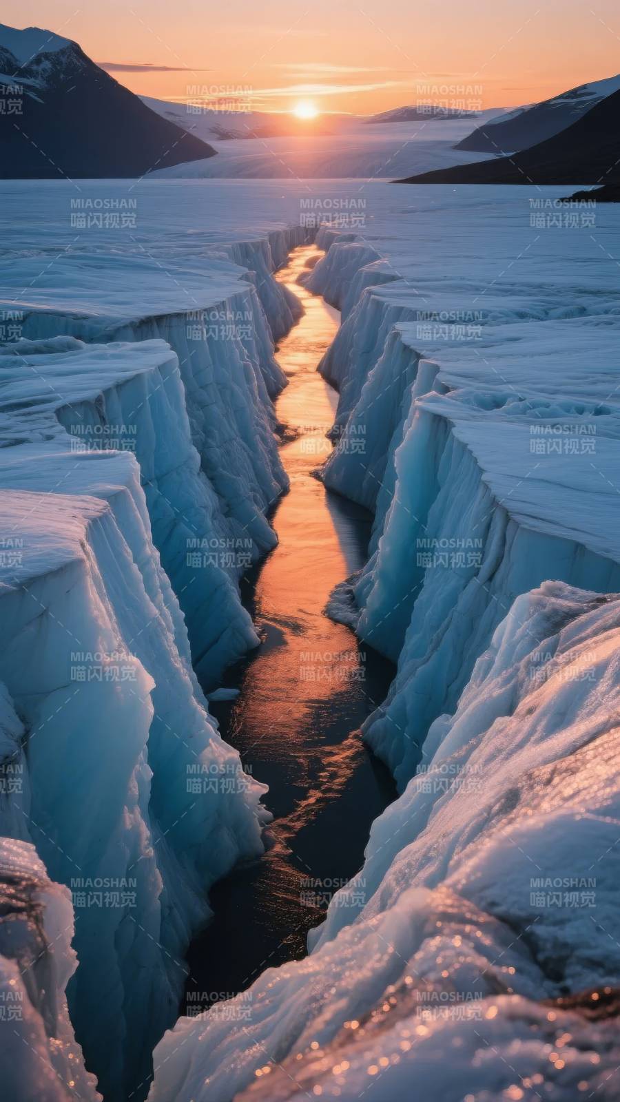 冰川夕阳映照图片