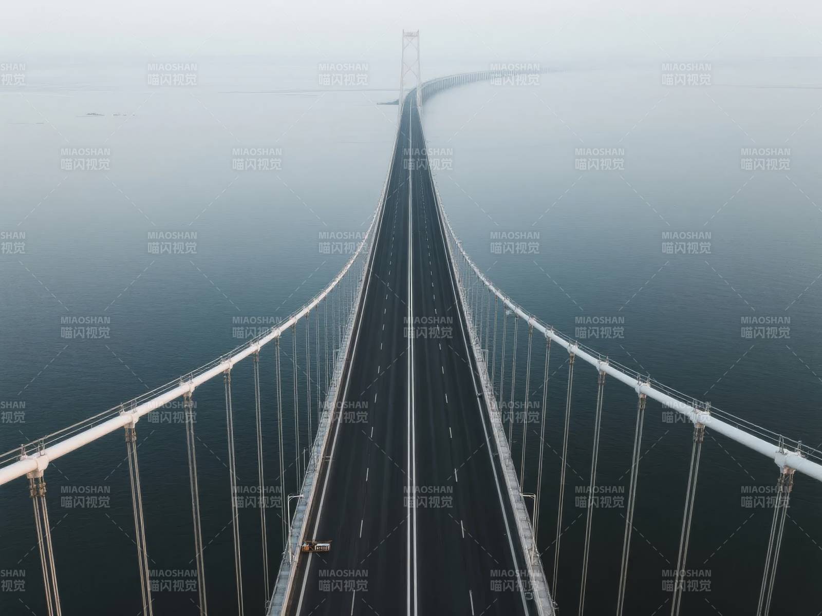 雾中大桥远景图片