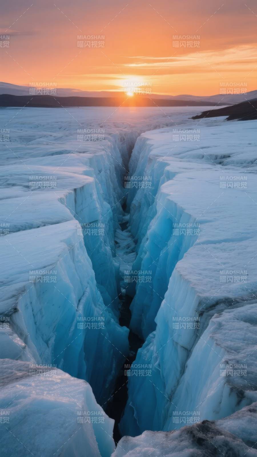 冰川裂谷日落图片