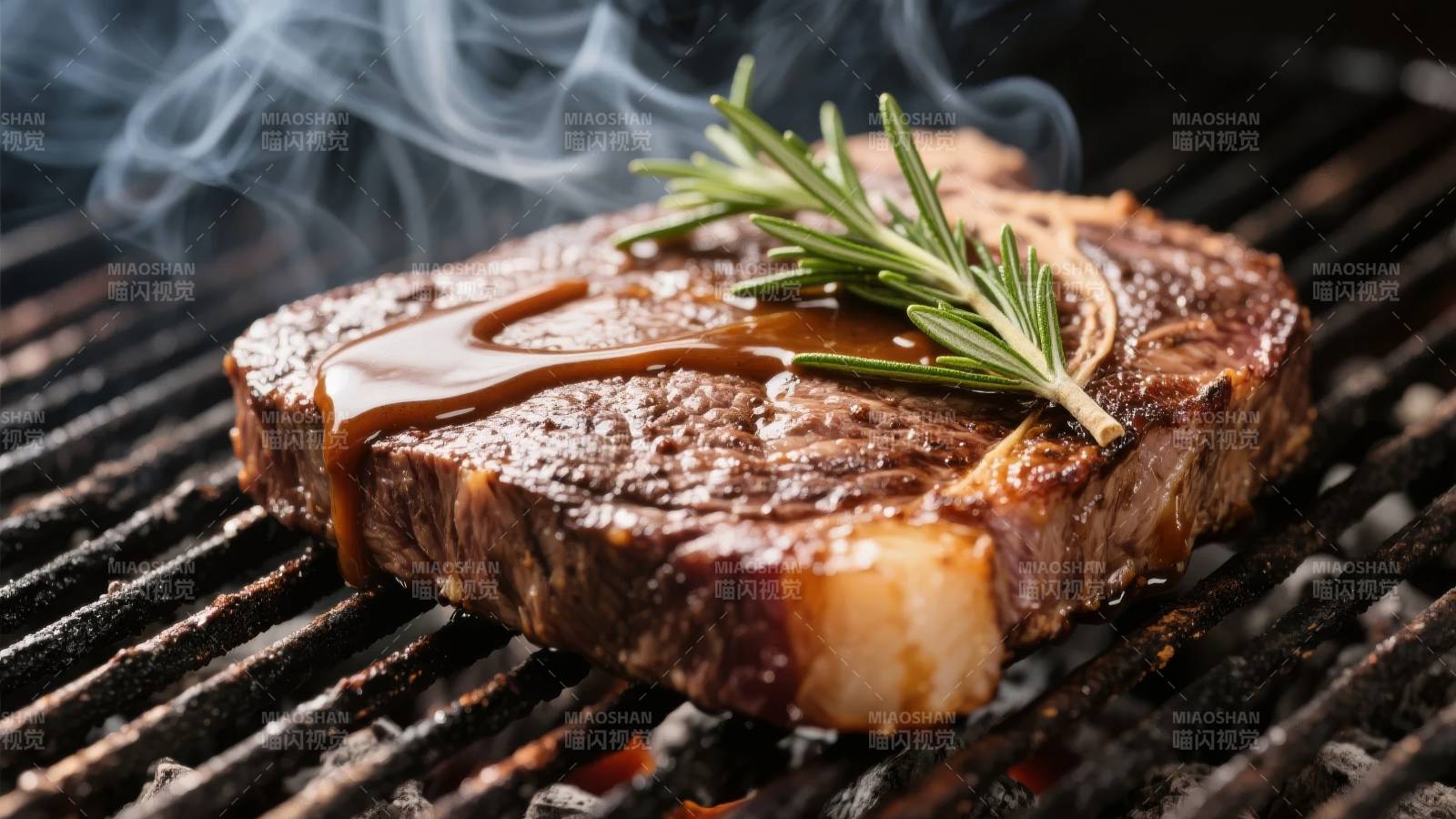 烤牛排配迷迭香图片
