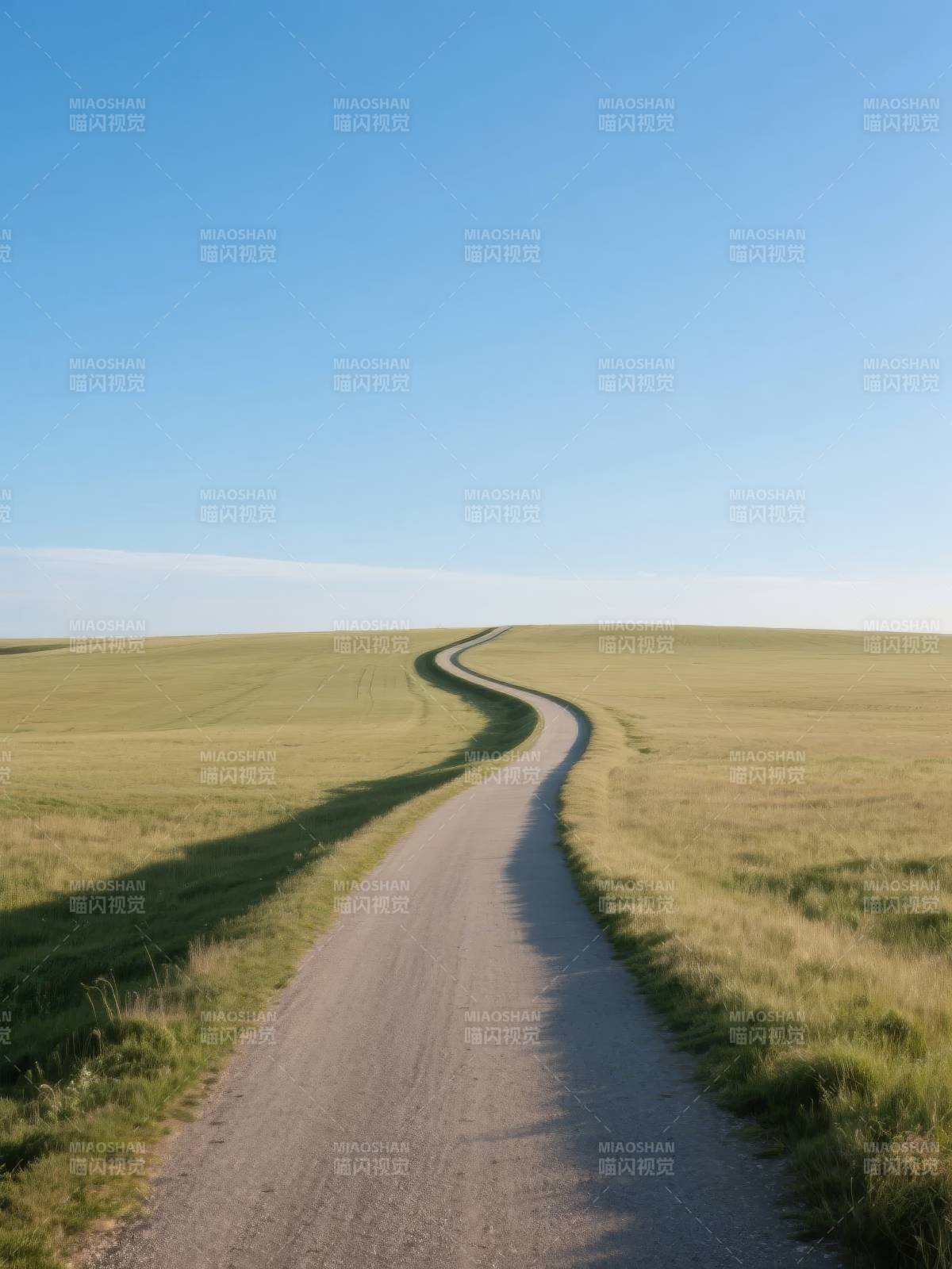 乡间小路蜿蜒前行图片