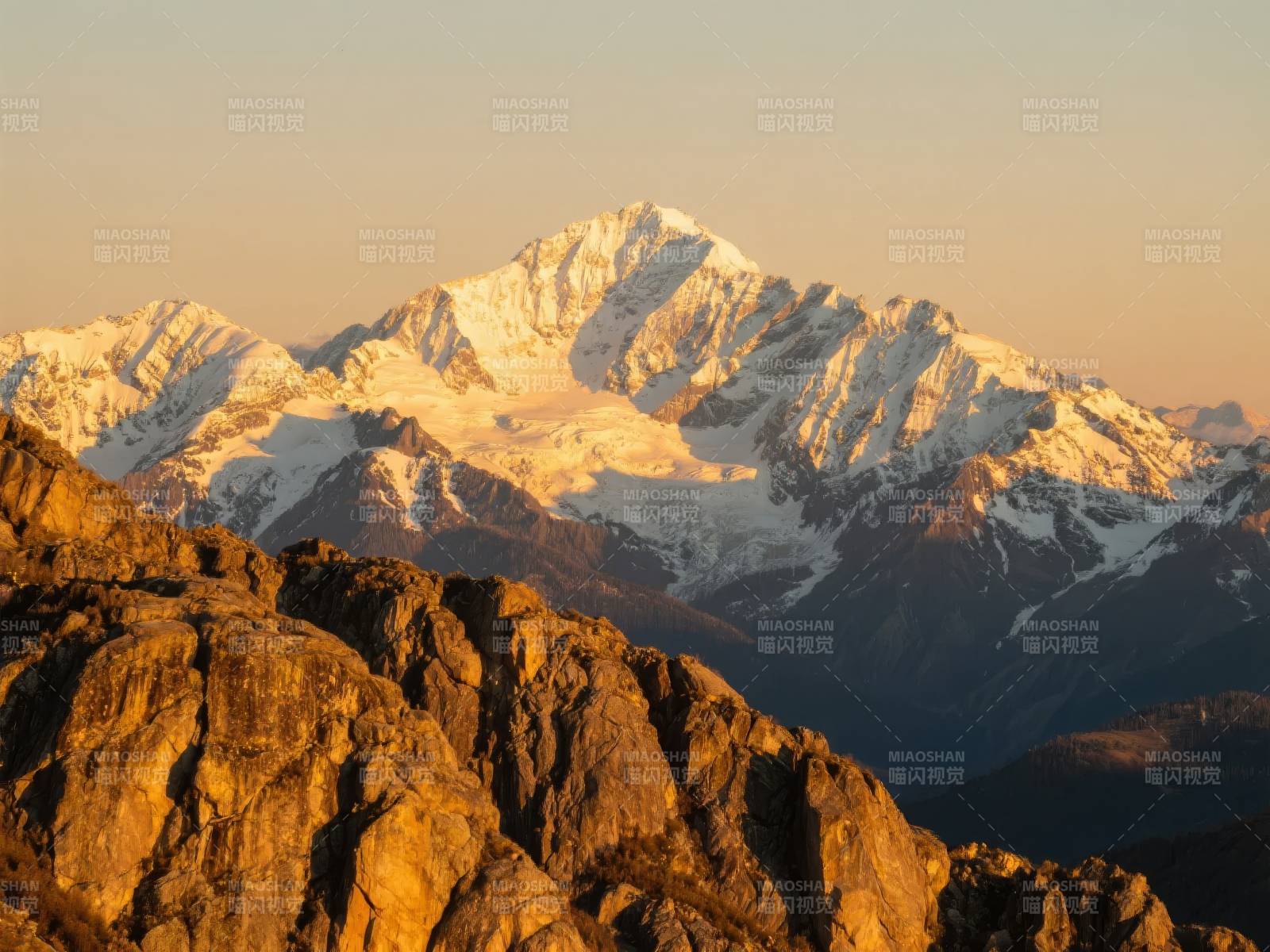 雪山日出美景图片