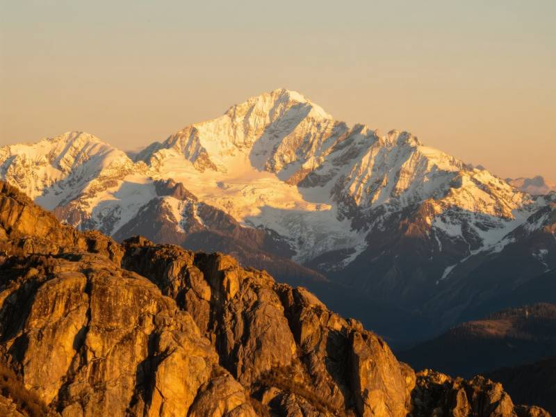 雪山日出美景图片